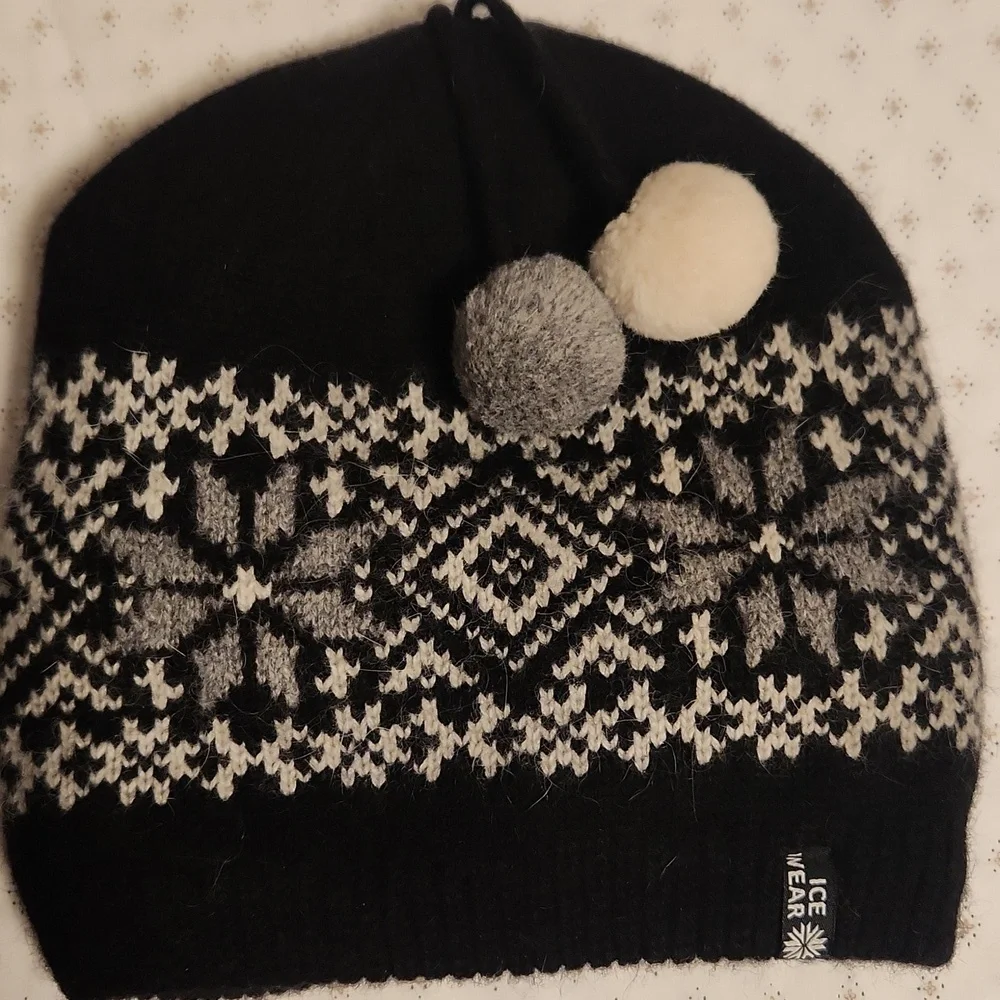 Icewear Papey  Angora Blend Wool Black and Gray Winter Pom-Pom Beanie OS Kids